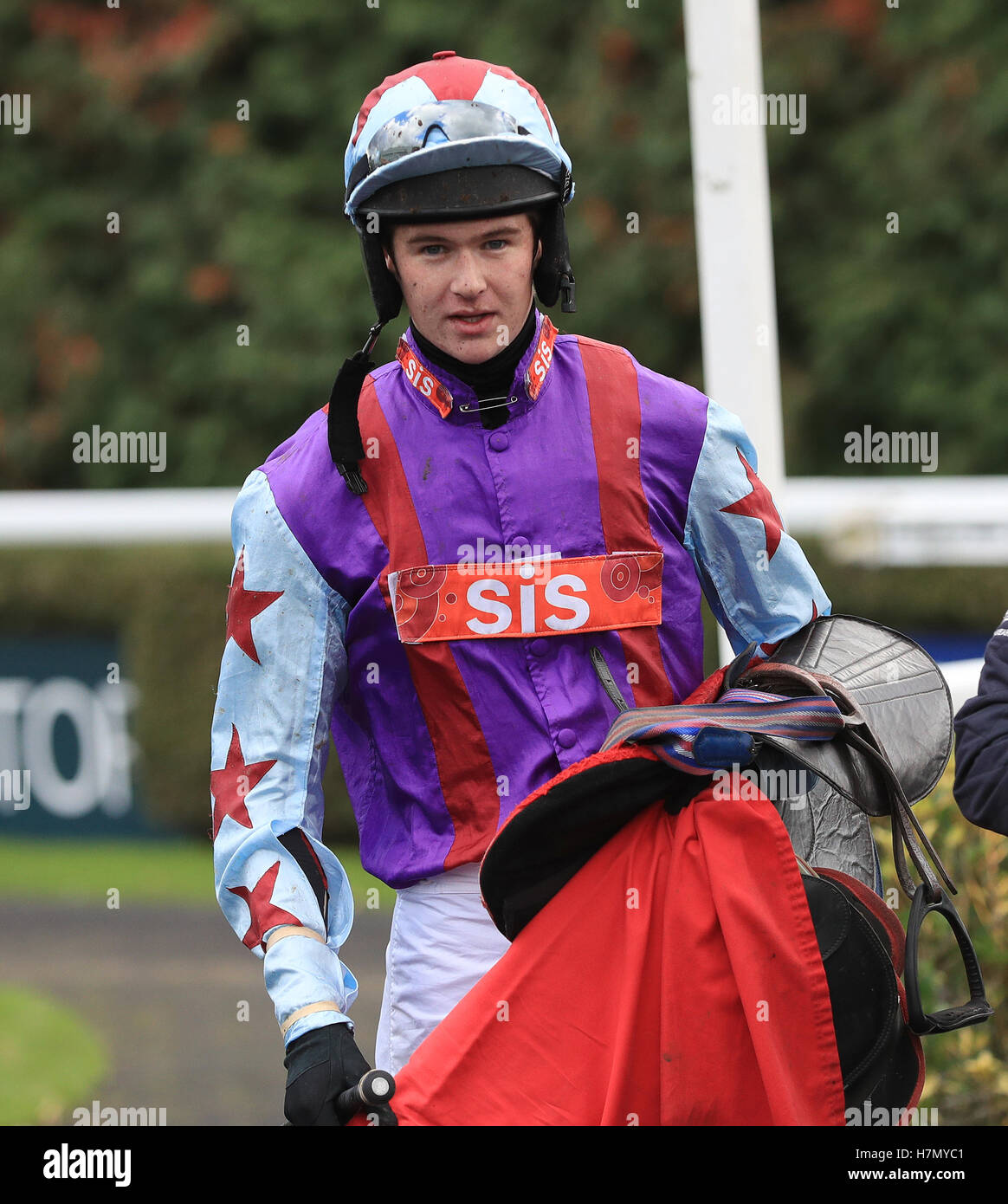 Jockey Brendan Powell Jnr après l'Betvictor Novices' Hurdle Race à l'Hippodrome de Kempton. Banque D'Images