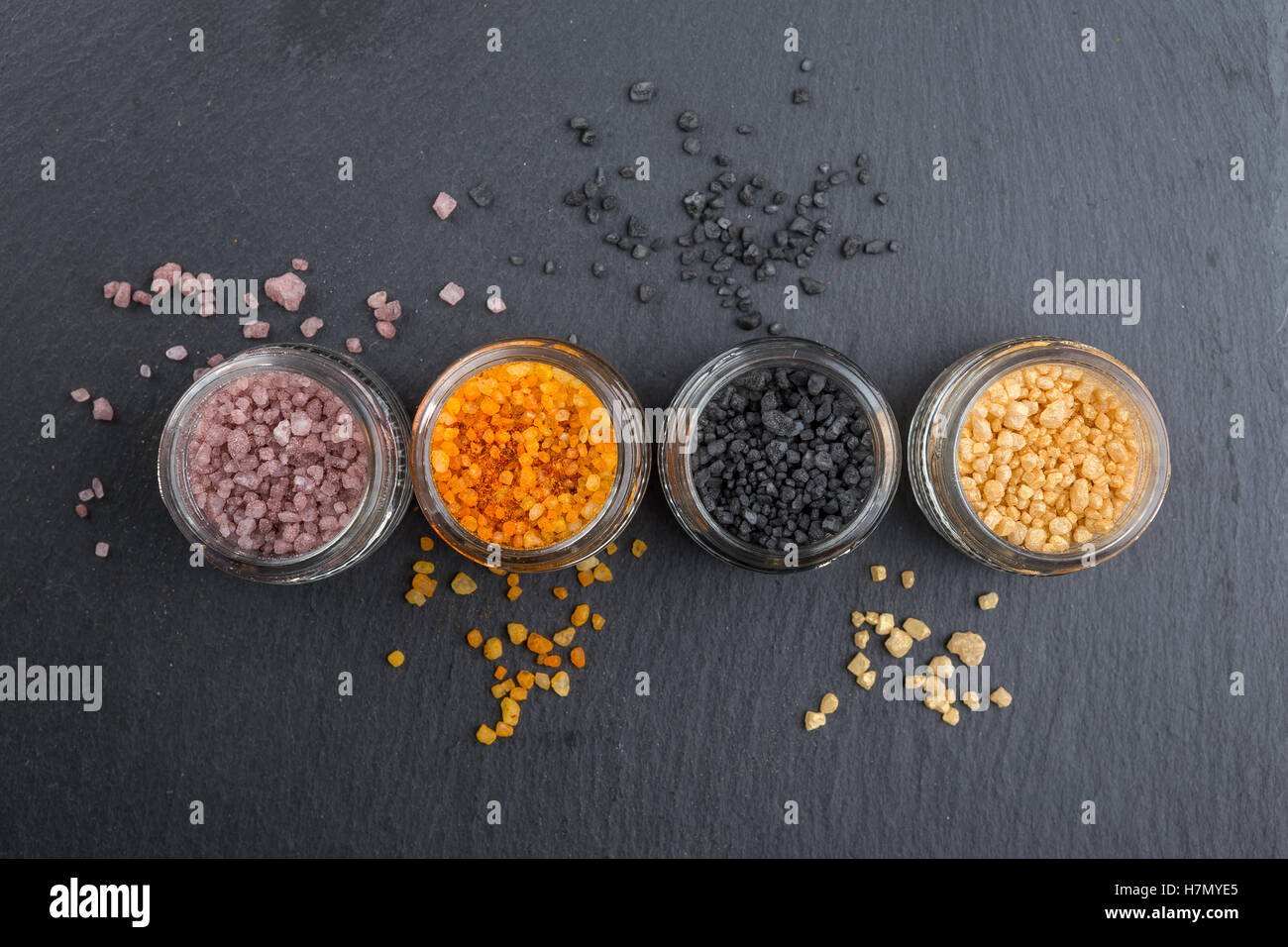 Ensemble de différents types de sels dans des bocaux en verre Banque D'Images