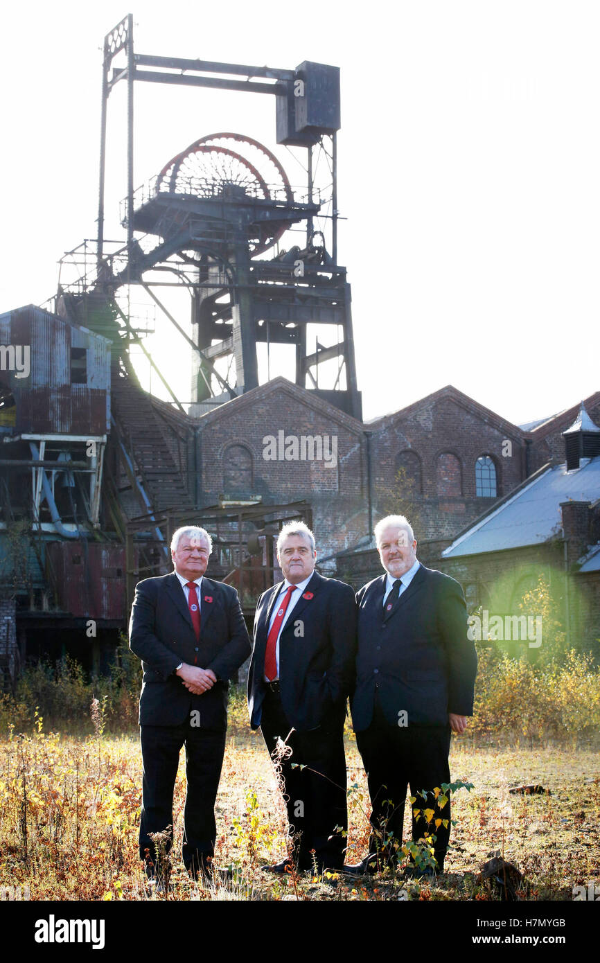 (De gauche à droite) Ombre Secrétaire écossais Dave Anderson, ancien député fédéral de Midlothian et David Hamilton et Nicky Wilson, président de l'Union Nationale des mineurs, au Musée National des Mines de l'Écosse, Newtongrange, Midlothian, où on a lancé un appel pour une enquête sur la police écossaise durant la grève des mineurs. Banque D'Images