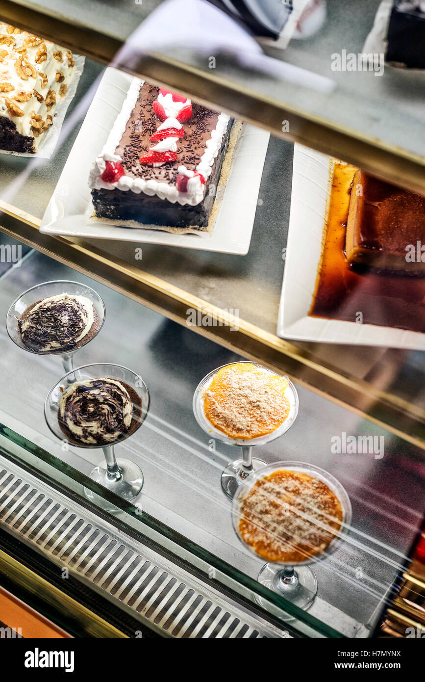 Gateaux Traditionnels Portugais Mixtes Et Les Desserts Sucres En Cafe Afficher Portugal Photo Stock Alamy Gateaux Traditionnels Portugais Mixtes Et Les Desserts Sucres En Cafe Afficher Portugal Photo Stock Alamy