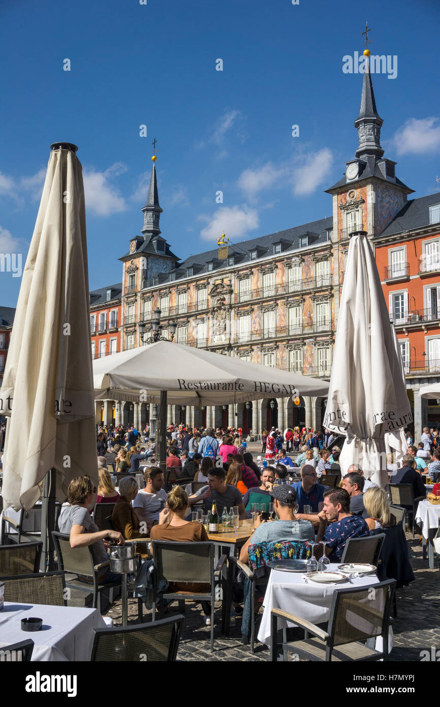 Week-end les foules au cafe tables de la Plaza Mayor, dans le centre de Madrid, Espagne Banque D'Images