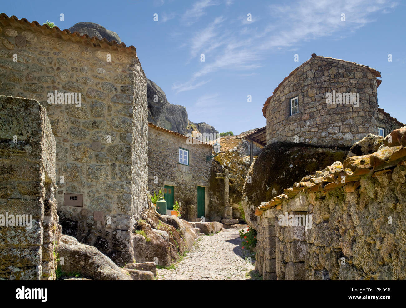 Le Portugal, la Beira Baixa, Monsanto, une rue pavée. Banque D'Images