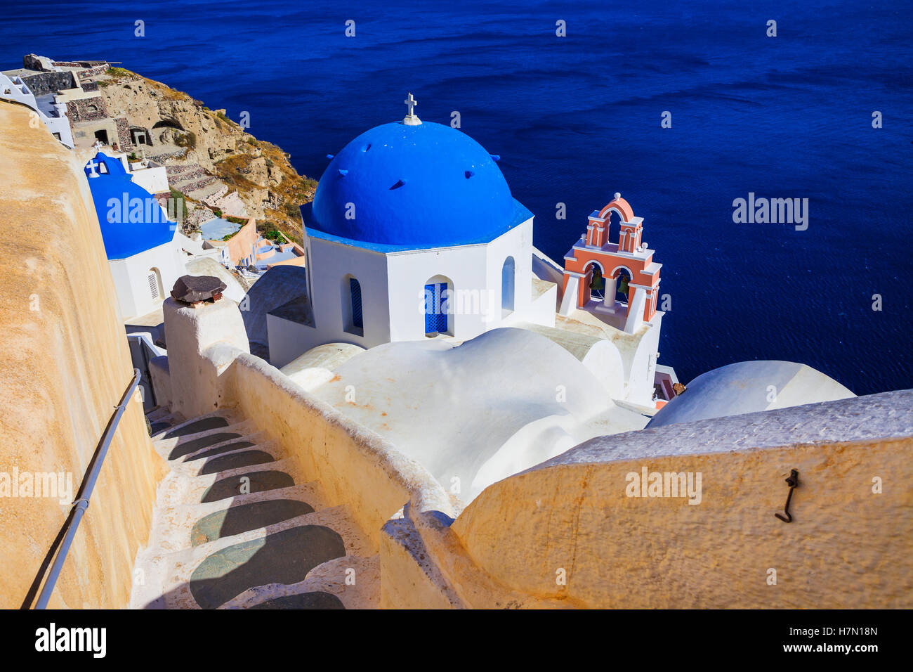 Coupoles bleues de Santorin. Grèce Banque D'Images
