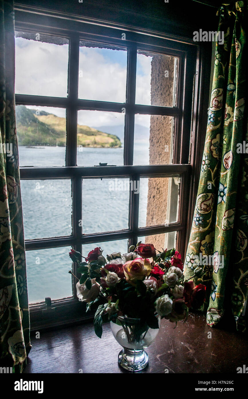 Le Château d'Eilean Donan Isle of Sky Ecosse voir la fenêtre de fleurs Banque D'Images