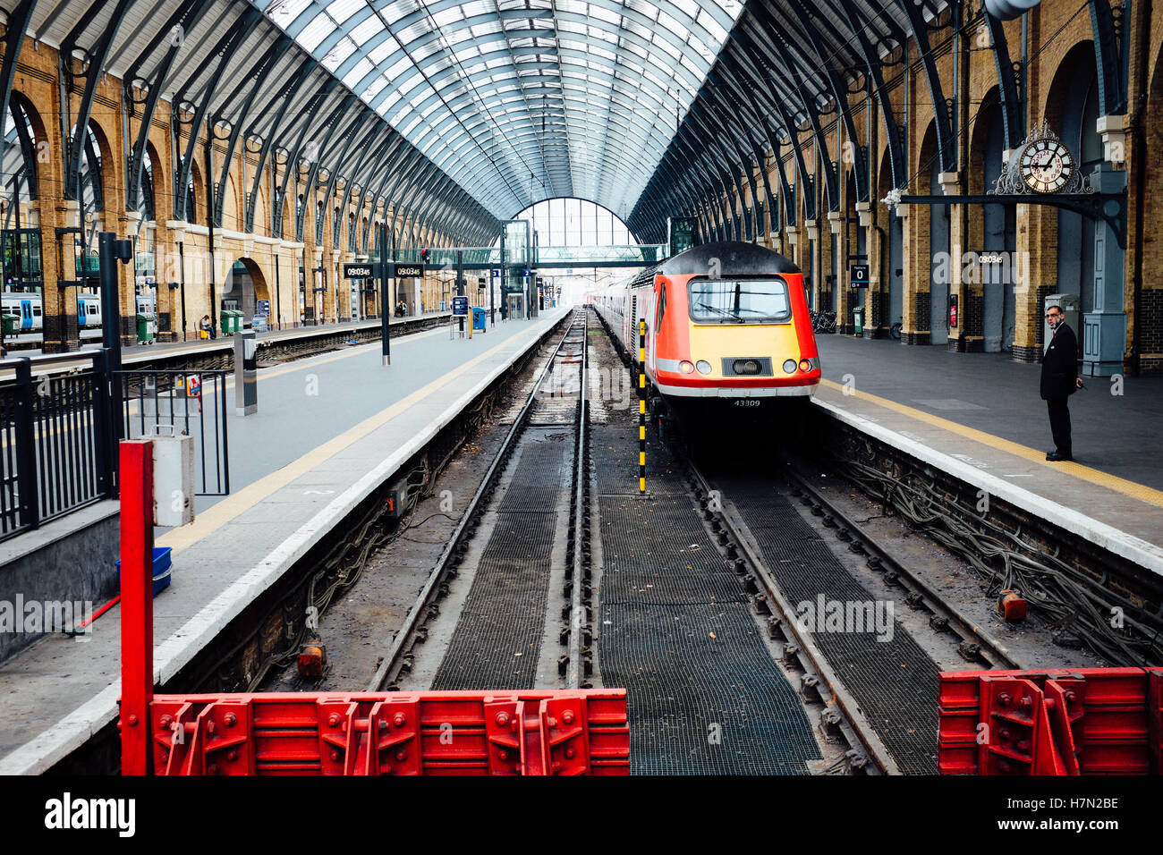 Virgin Trains Côte Est TVH train debout à la gare de Kings Cross, London, UK Banque D'Images