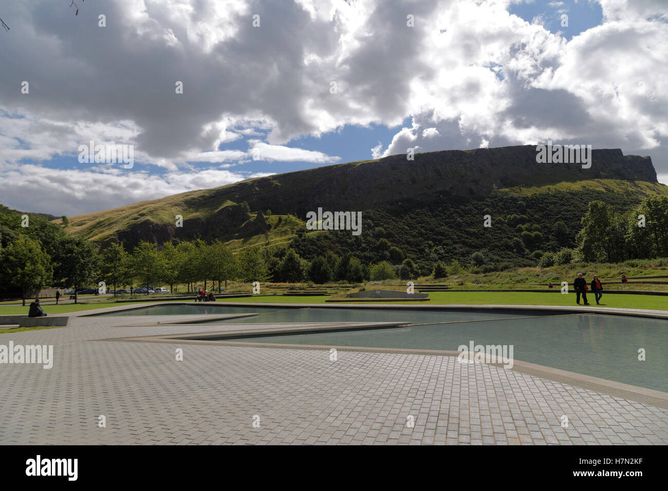 Arthur's seat et les rochers escarpés au parlement écossais Banque D'Images