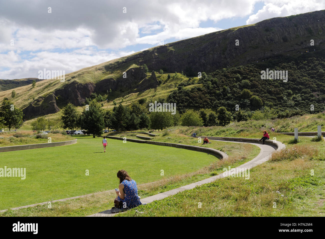 Arthur's seat et les rochers escarpés au parlement écossais Banque D'Images