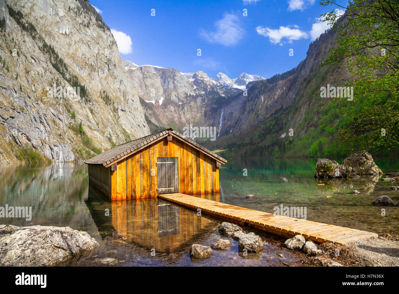 Le magnifique lac de cristal à Konigsee Alpes allemandes, la Bavière Banque D'Images