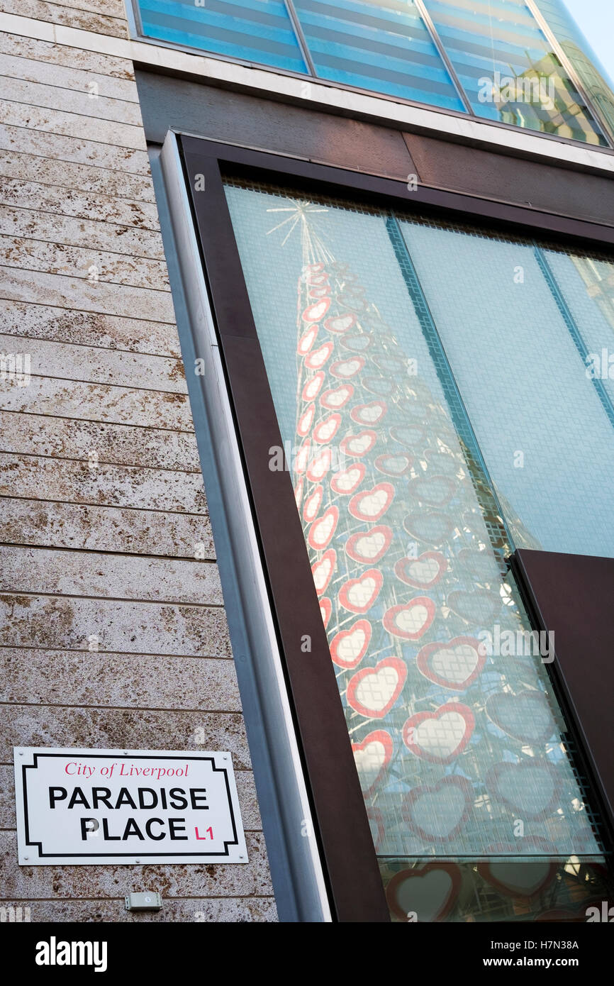 Reflet de l'arbre de Noël du coeur au centre commercial Liverpool One, Liverpool, Merseyside, Royaume-Uni. Banque D'Images