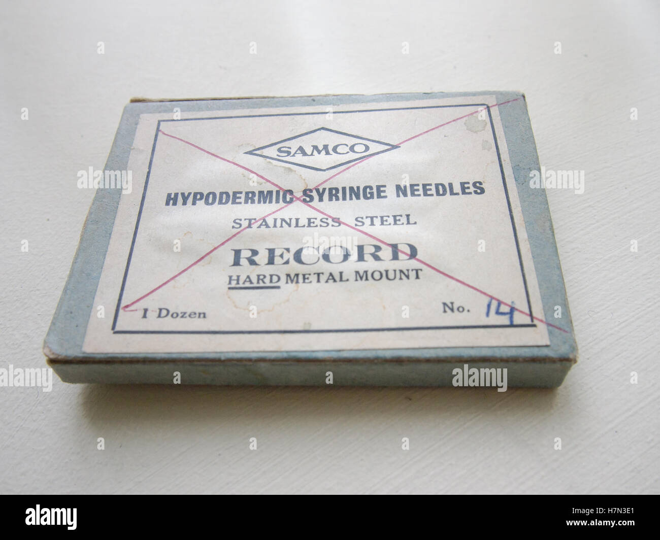 Un millésime fort des aiguilles de seringue hypodermique réutilisables. Banque D'Images