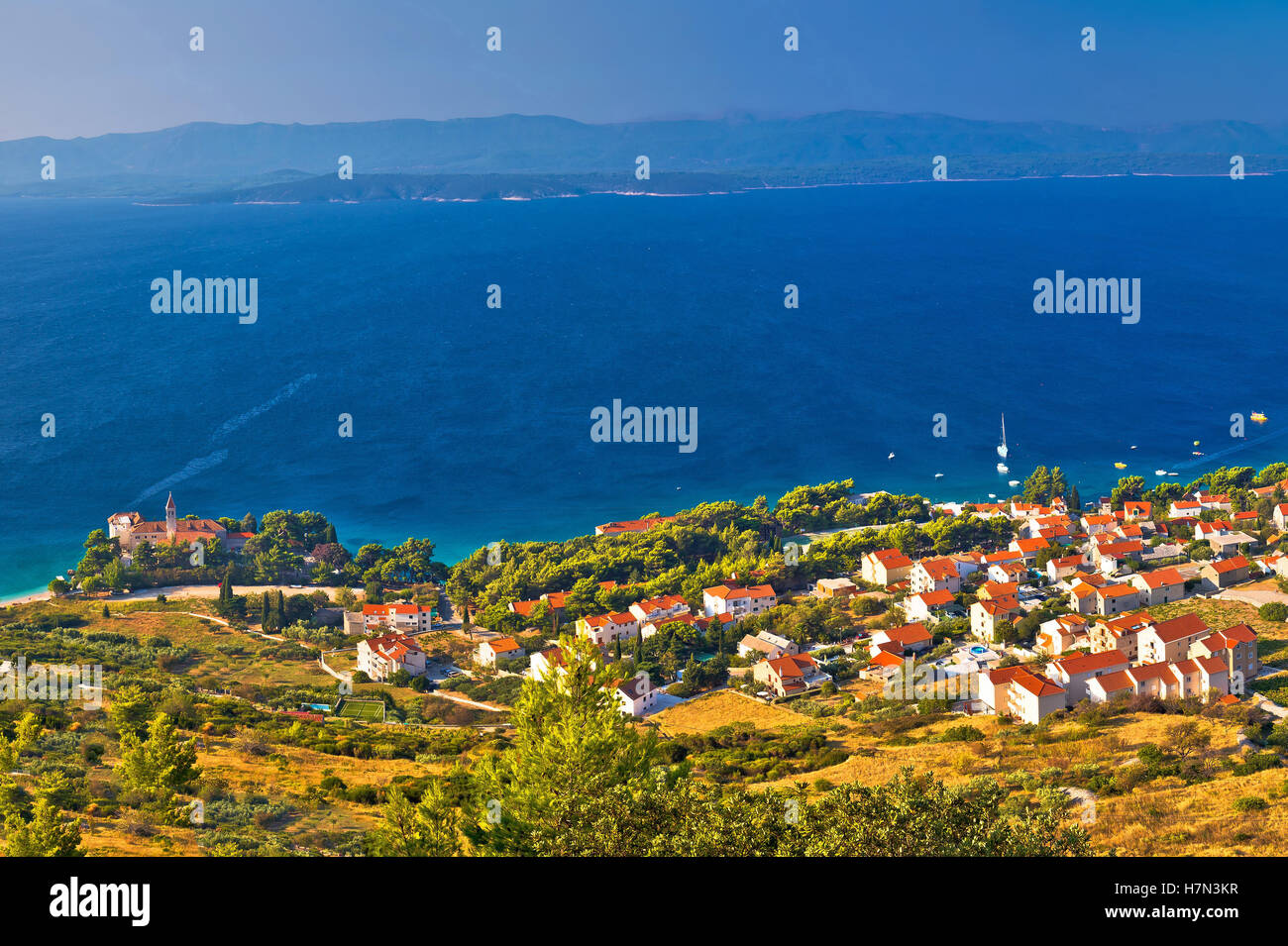 Bol, sur l''île de Brac vue panoramique vue aérienne, la Dalmatie, Croatie Banque D'Images