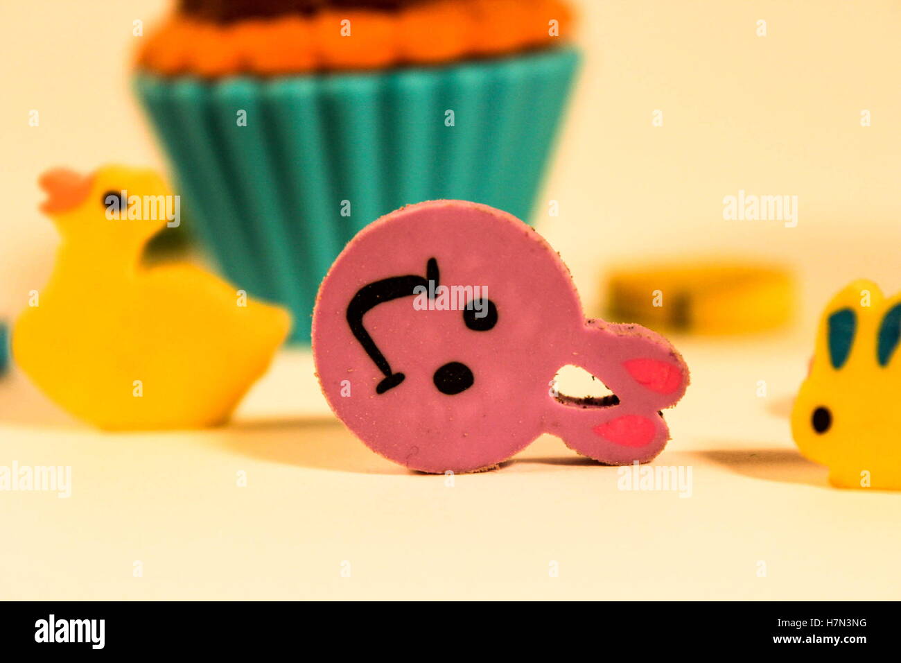 Crayon en forme de diverses gommes, des bunnys, canard, cupcake Banque D'Images