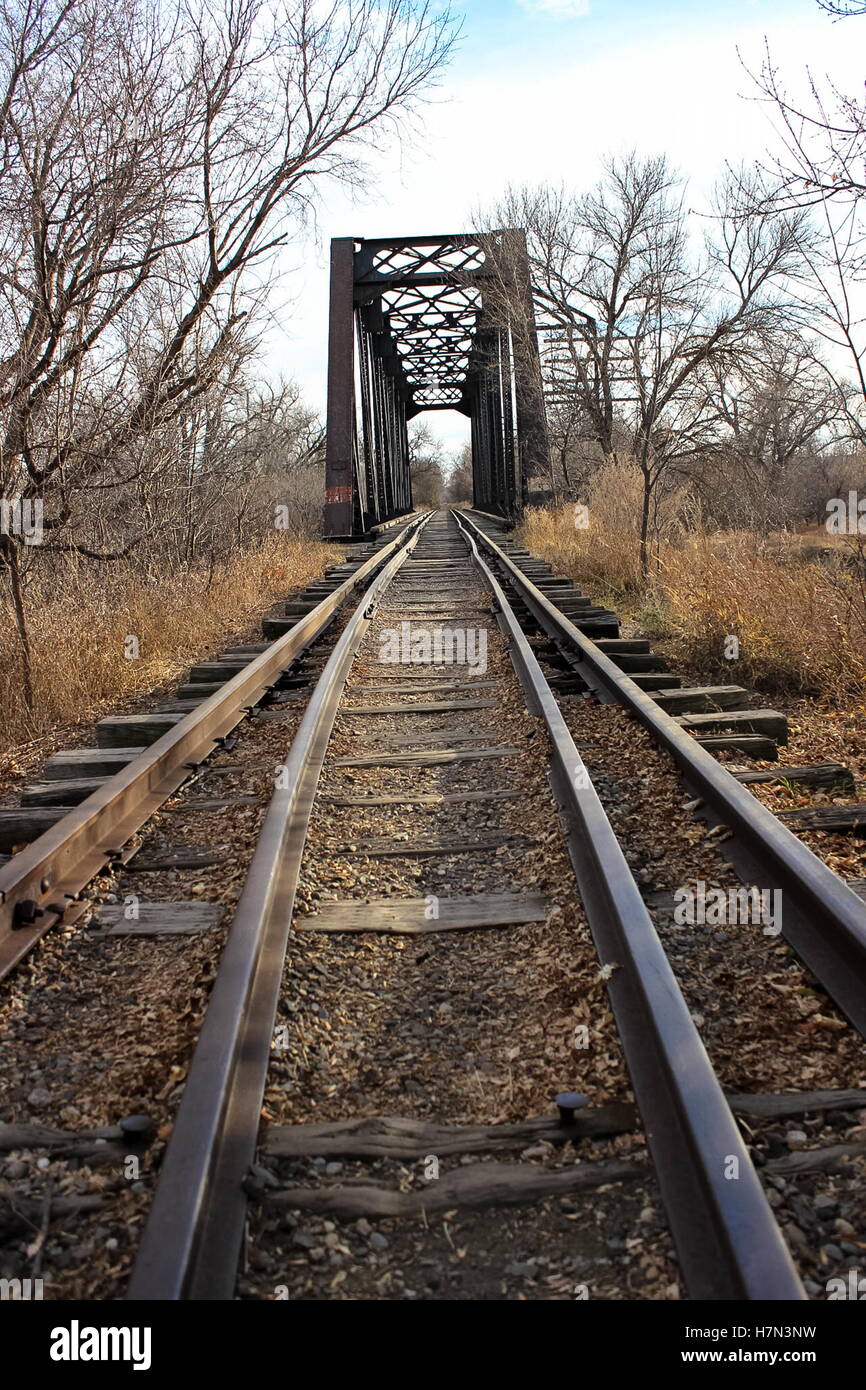 Acier vintage pont ferroviaire et les voies à l'automne Banque D'Images