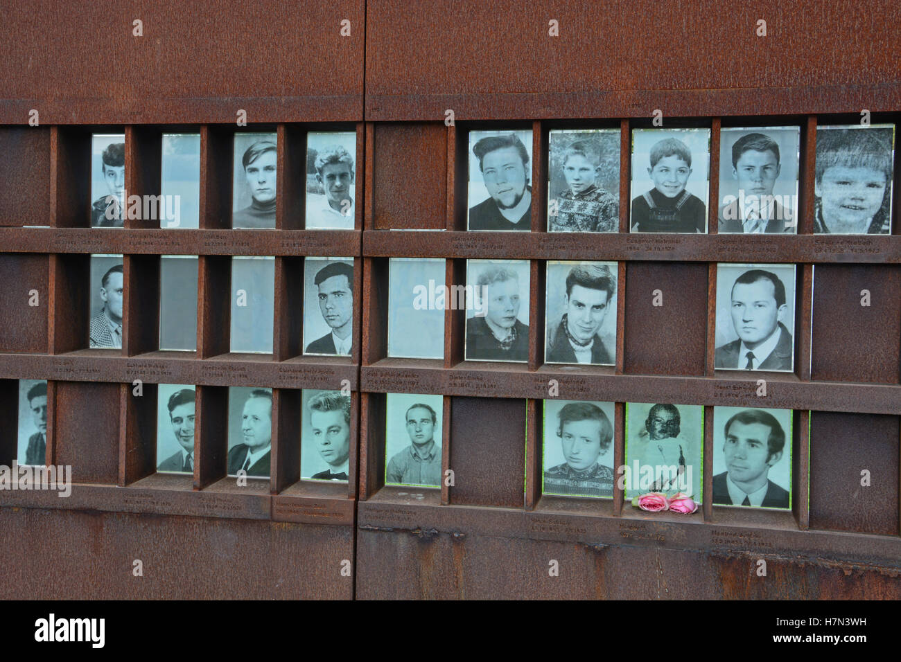 Un mémorial situé sur la Bernauer Strasse montre les visages de l'Est berlinois à mort sur le mur de Berlin. Banque D'Images