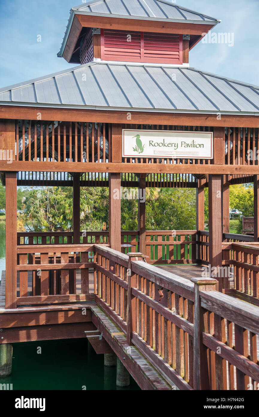 Le Rookery Pavilion dock de visualisation sur l'eau à l'île Bird Park à Ponte Vedra Beach, Floride, USA. Banque D'Images