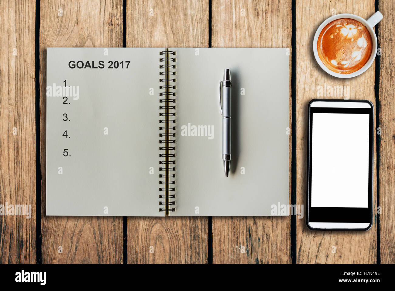 Objectifs 2017 comme note de service sur l'ordinateur portable et téléphone mobile avec la tasse de café sur la table Banque D'Images