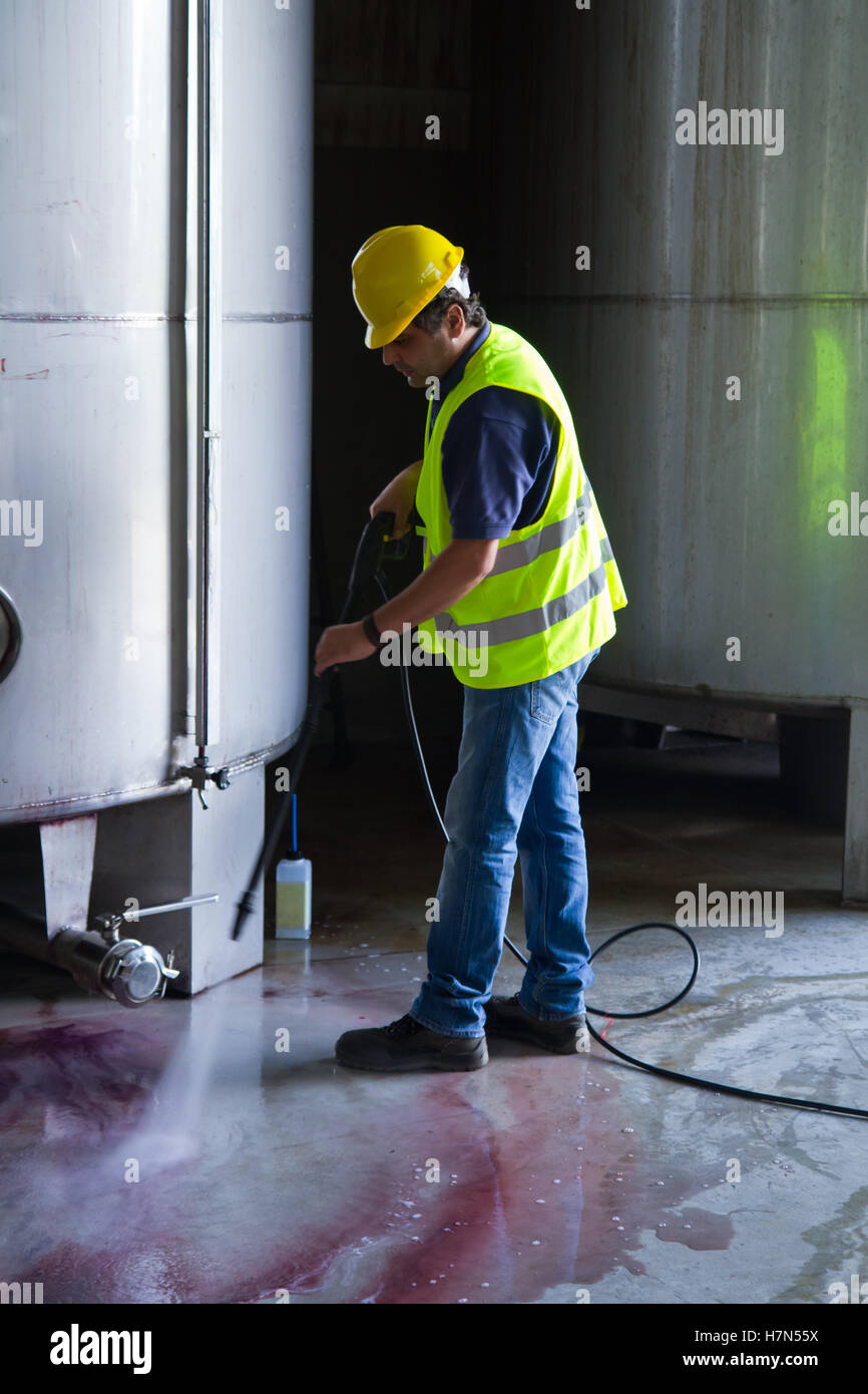 Nettoyage du plateau d'ouvrier avec un nettoyeur haute pression dans un  site industriel Photo Stock - Alamy
