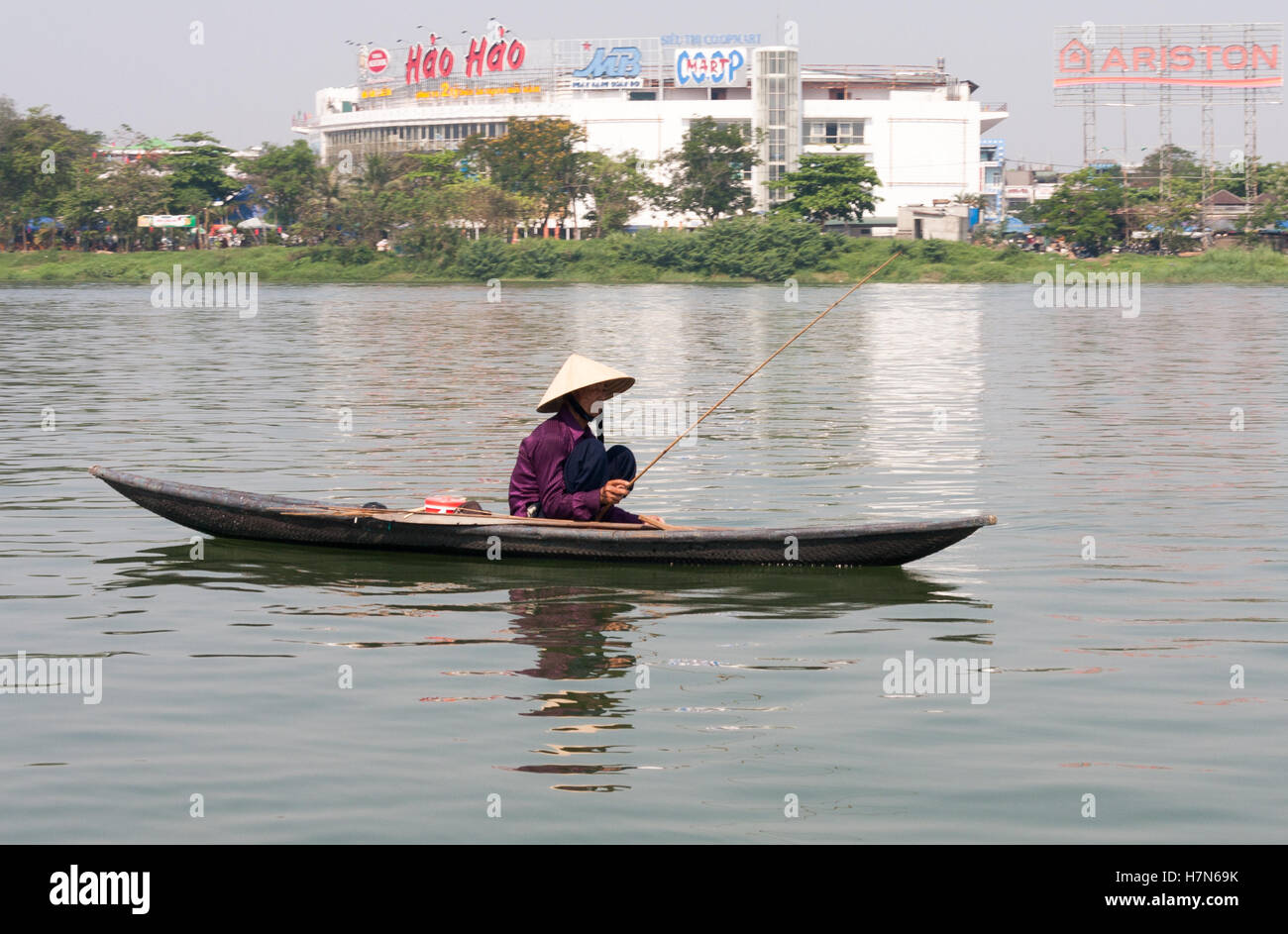 L'homme à partir d'un bateau de pêche sur la rivière parfumée à Hue, Vietnam Banque D'Images