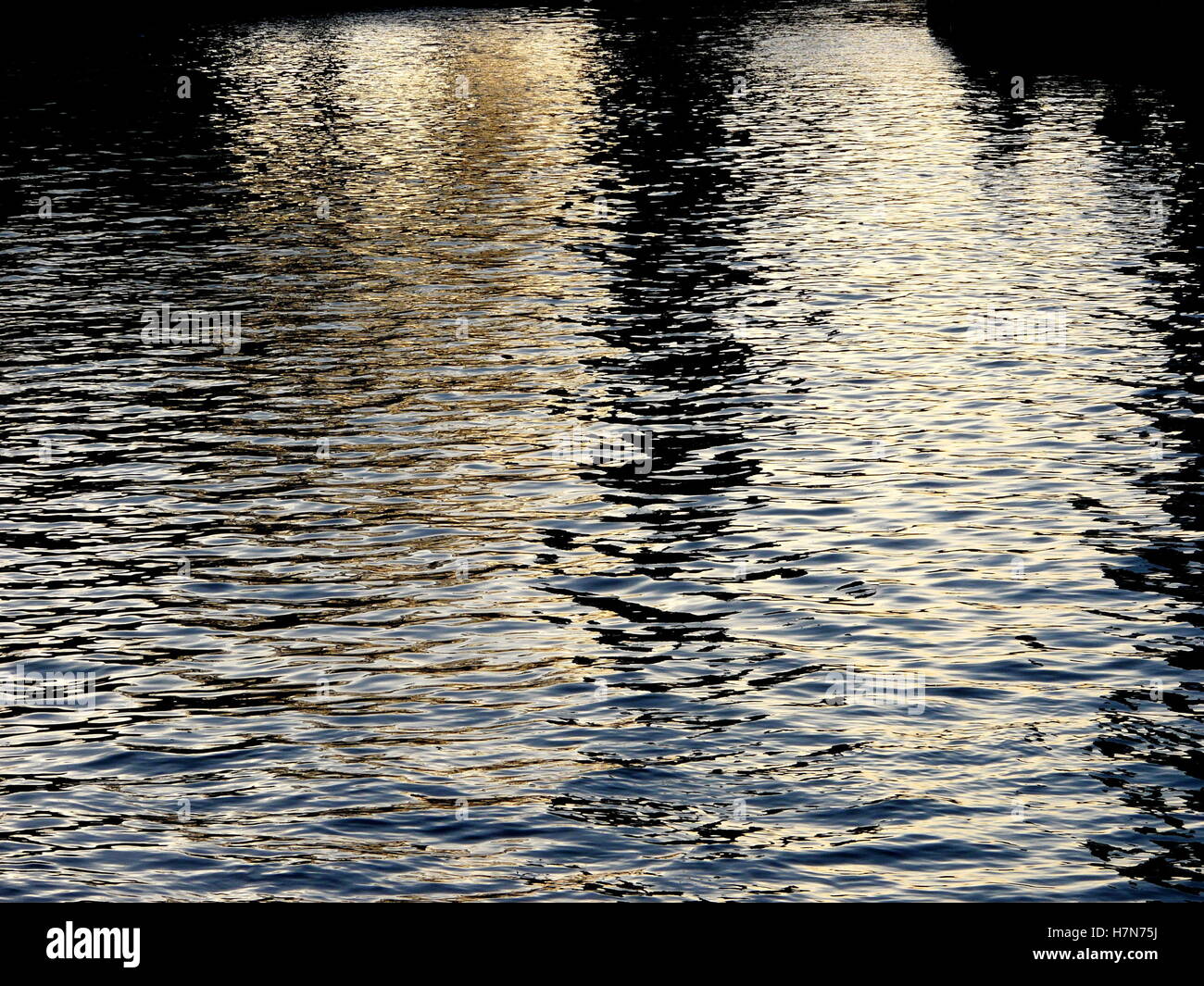 Réflexions sur l'eau. La vie en ville, urbain tourné, la photographie de rue en Europe Banque D'Images