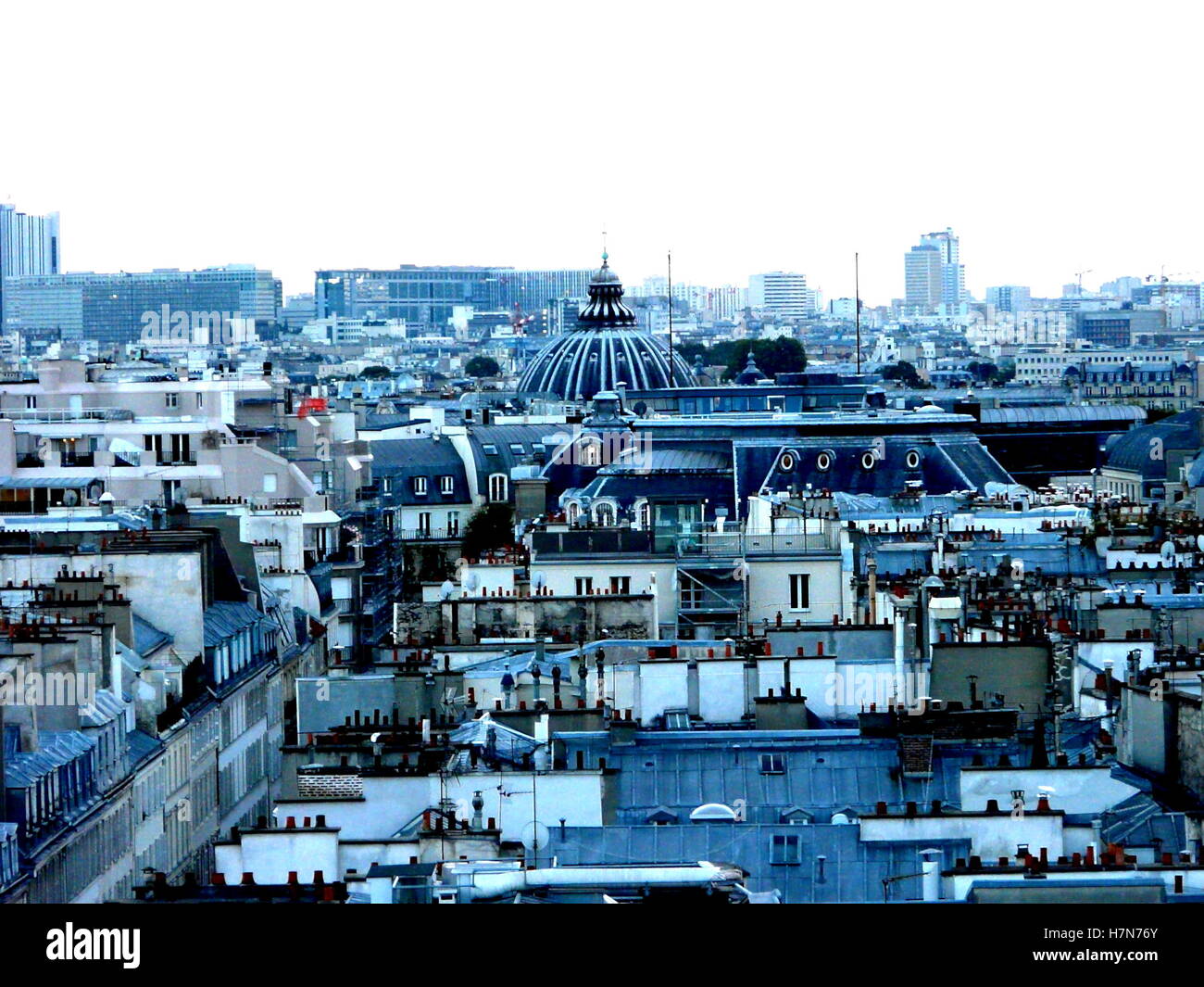 Paris paysage urbain avec des toits bleus et Grand Palais. Ciel blanc et bleu les bâtiments. Banque D'Images