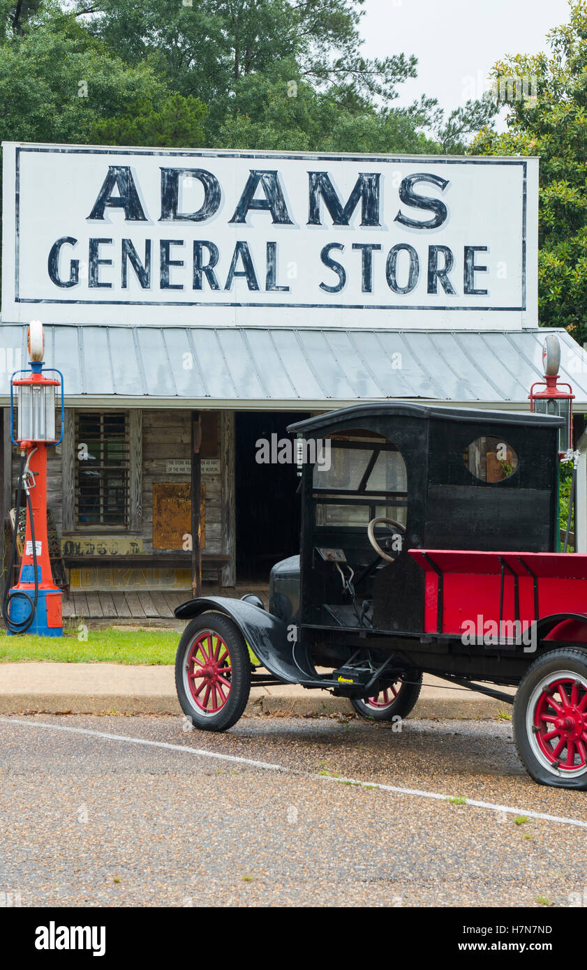 Troy Ohio ancienne station essence avec de vieux camion dans Pioneer Museum de New York Banque D'Images