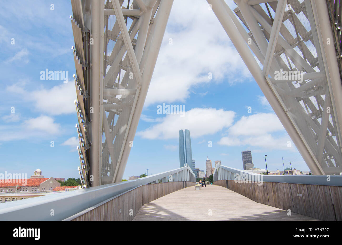 Oklahoma City Oklahoma City scape OKC et le nouveau pont sur la Danse du ciel Expressway avec skyline Banque D'Images
