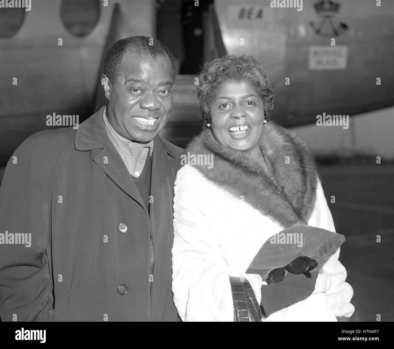 L'artiste jazz vétéran Louis Armstrong est arrivé à l'aéroport de Londres à partir de Berlin avec sa femme Lucille. Il est au Royaume-Uni pour une tournée avec son groupe. Banque D'Images