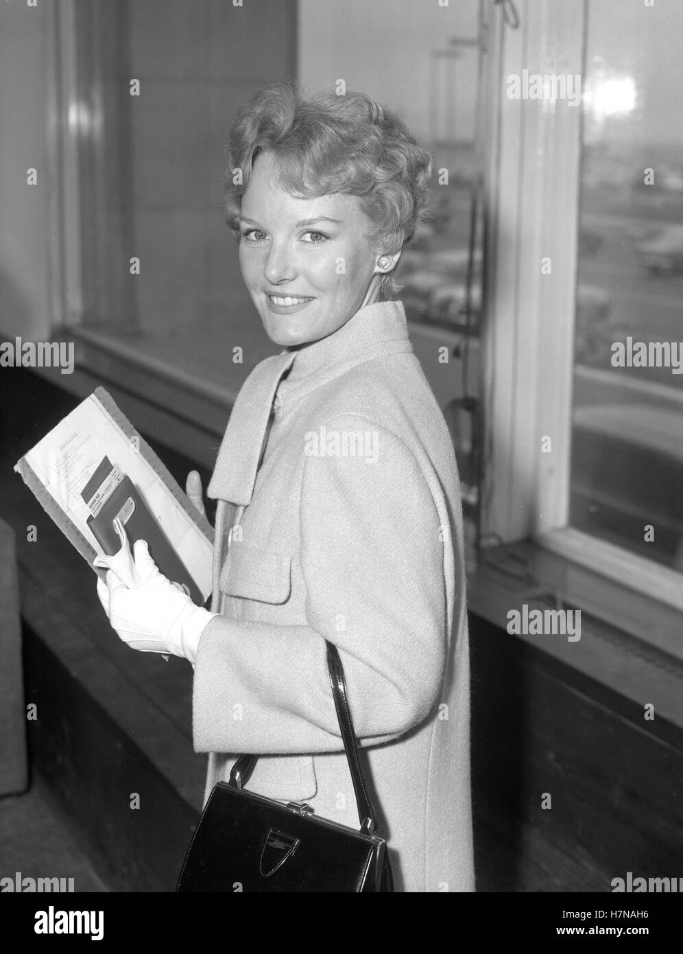 Singer Petula Clark était à l'aéroport de Londres aujourd'hui sur son chemin à Paris pour la télévision et l'enregistrement des allocutions. Elle est en cours à Strasbourg et à Genève pour les autres émissions de télévision. Banque D'Images