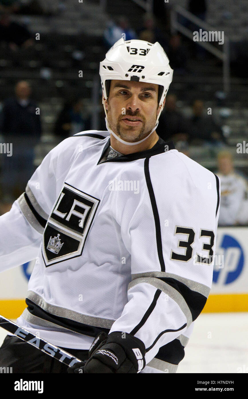 7 novembre 2011 ; San Jose, CA, États-Unis ; le défenseur des Los Angeles Kings Willie Mitchell (33) se réchauffe avant le match contre les Sharks de San Jose au HP Pavilion. San Jose a battu Los Angeles 4-2. Banque D'Images