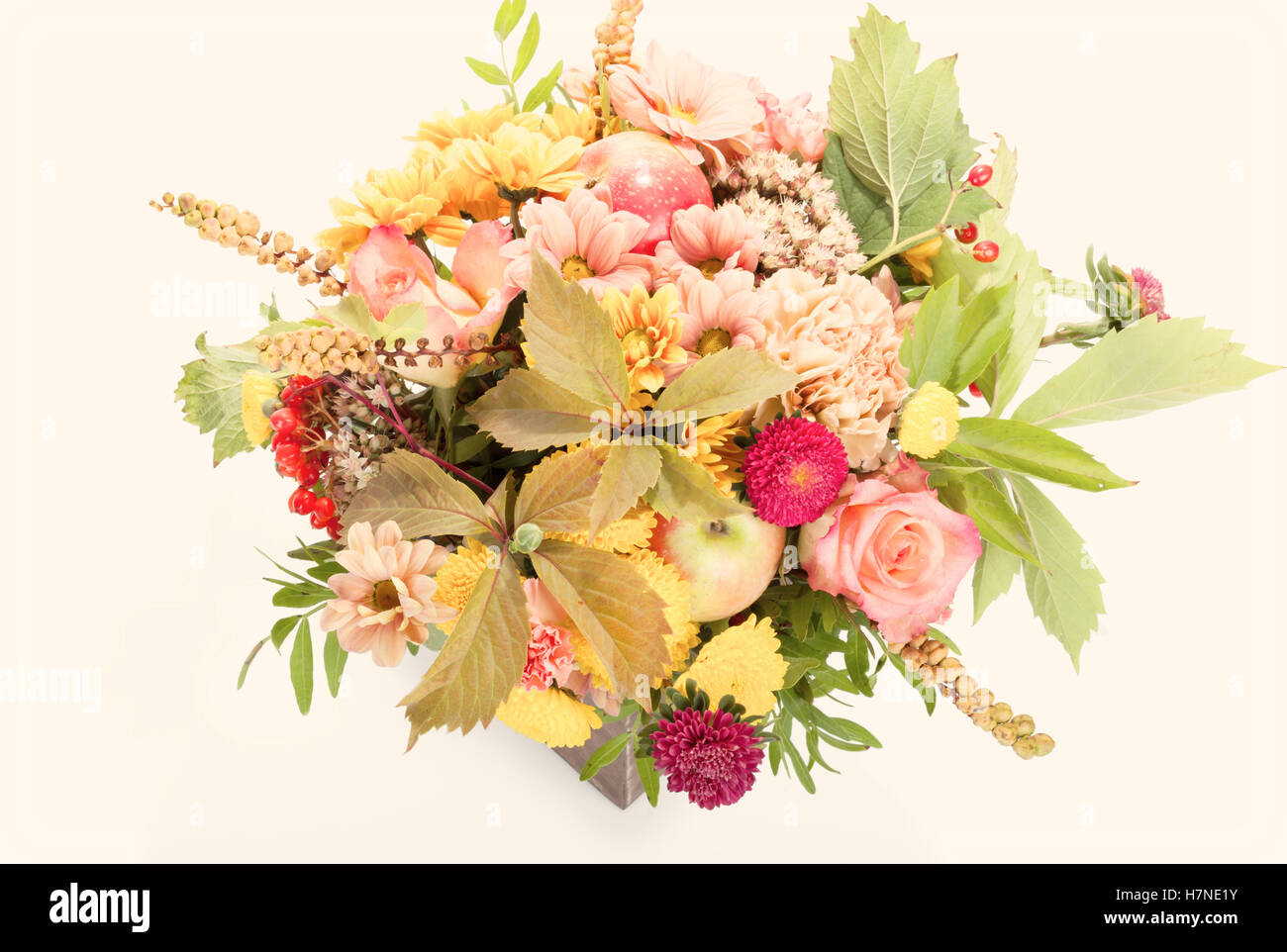 Bouquet de fleurs d'automne aux fruits rouges et d'apple en boîte bois isolated on white Banque D'Images