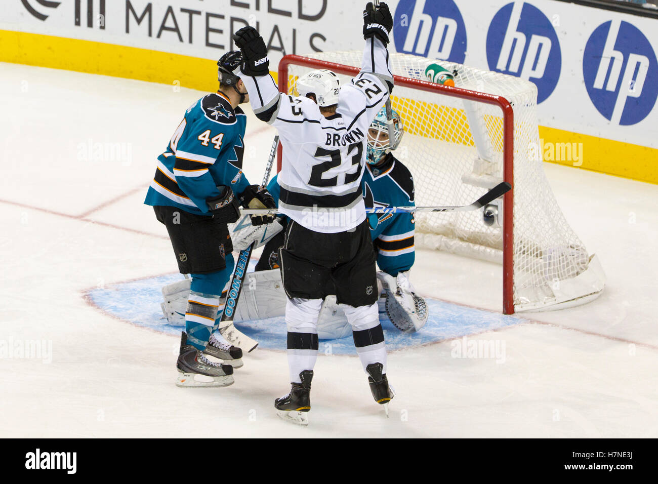 7 novembre 2011 ; San Jose, CA, États-Unis ; L’aile droite des Kings de Los Angeles, Dustin Brown (23 ans), célèbre un but marqué par le défenseur Jack Johnson (non représenté) devant le défenseur des Sharks de San Jose Marc-Edouard Vlasic (44 ans) et le gardien Antti Niemi (31 ans) en deuxième période au HP Pavilion. Banque D'Images