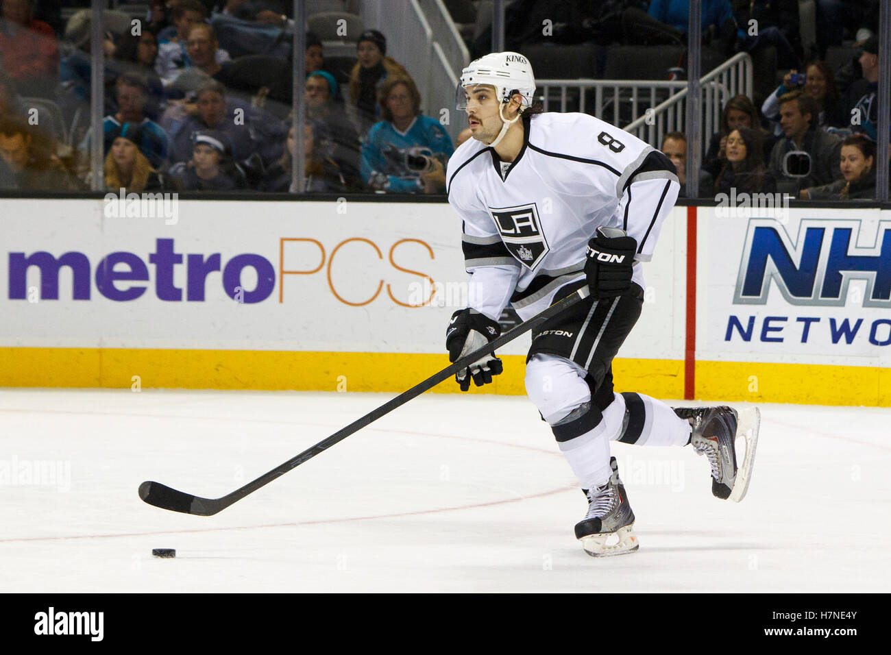 7 novembre 2011 ; San Jose, CA, États-Unis ; le défenseur des Los Angeles Kings Drew Doughty (8 ans) patine avec la rondelle contre les Sharks de San Jose en troisième période au HP Pavilion. San Jose a battu Los Angeles 4-2. Banque D'Images