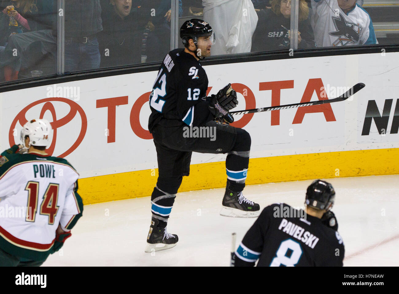 Nov 10, 2011 ; San Jose, CA, USA ; San Jose Sharks aile gauche patrick marleau (12) célèbre après avoir marqué un but contre le Wild du Minnesota au cours de la deuxième période chez hp pavilion. Banque D'Images