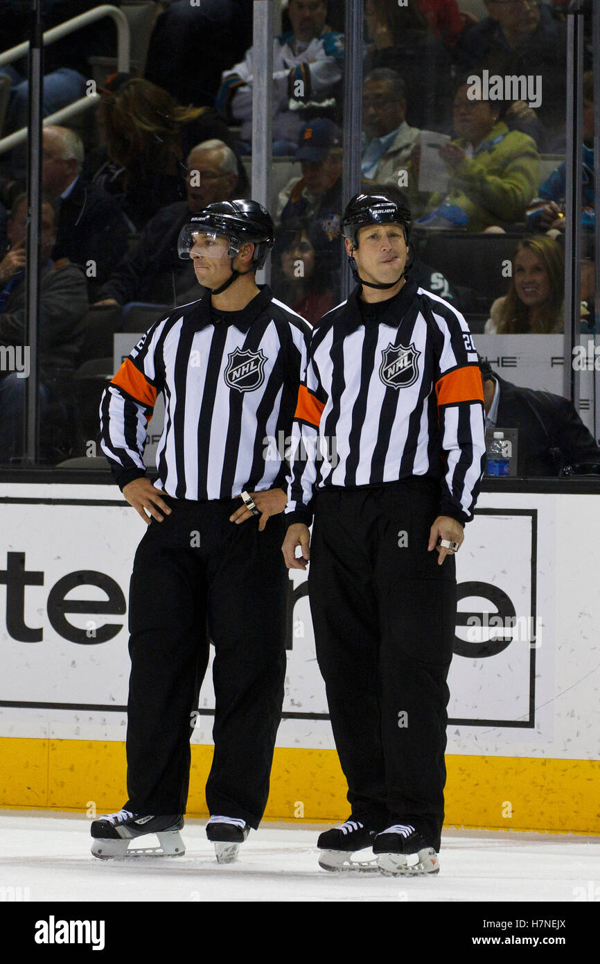 17 novembre 2011 ; San Jose, CA, États-Unis ; Ghislain Hebert, arbitre de la LNH (à gauche), et Chris Lee (à droite) discutent avant un affrontement entre les Sharks de San Jose et les Red Wings de Détroit lors de la première période au HP Pavilion. San Jose a battu Detroit 5-2. Banque D'Images