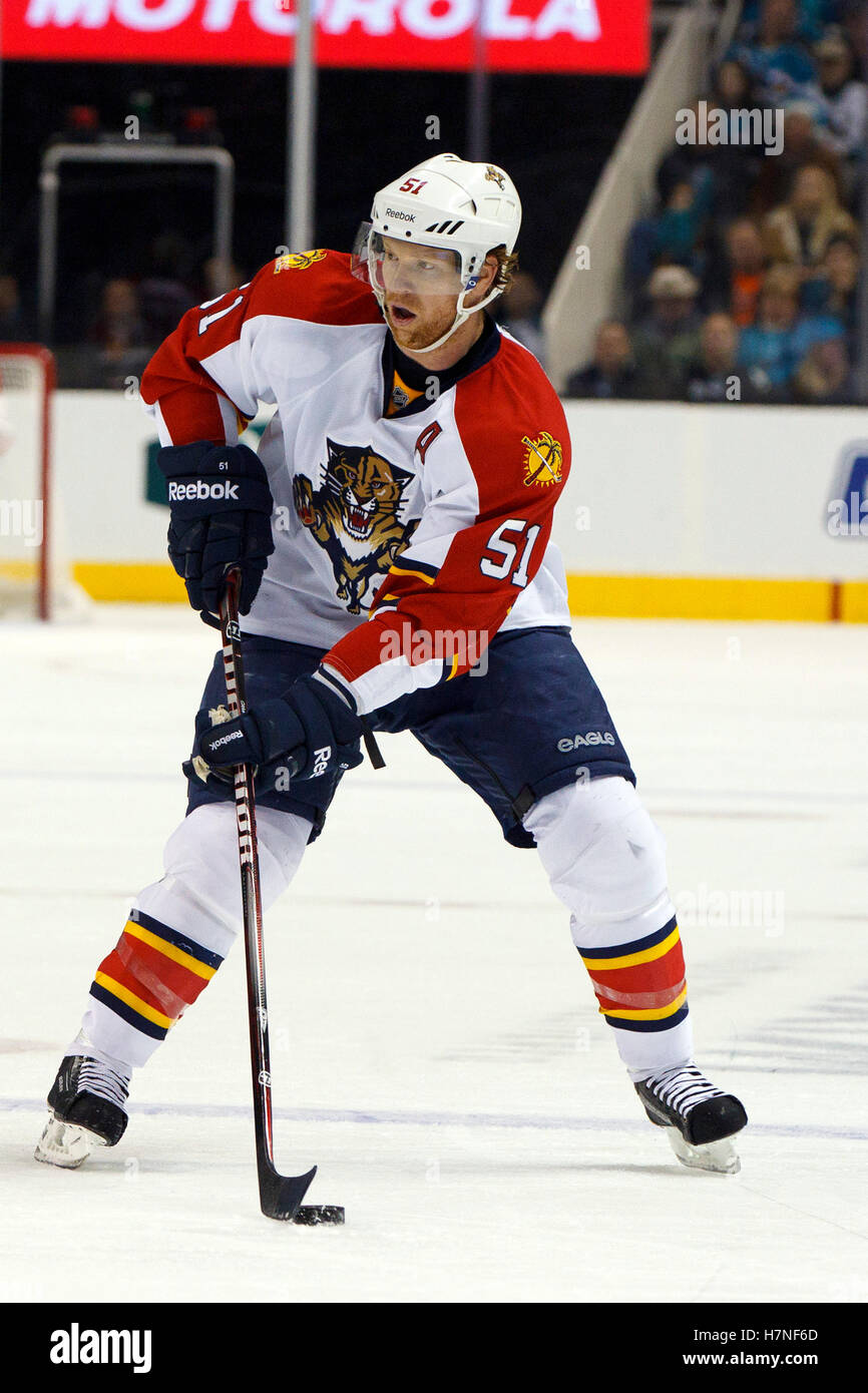 Dec 3, 2011 ; San Jose, CA, USA, Florida Panthers le défenseur Brian Campbell (51) Patins à la rondelle contre les Sharks de San Jose au cours de la deuxième période chez HP Pavilion. Banque D'Images