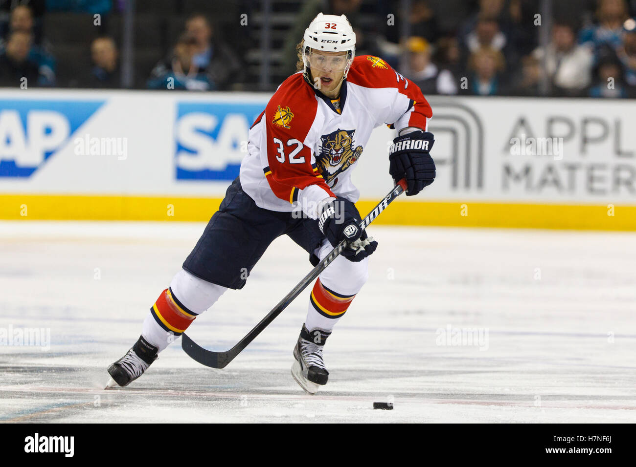 Dec 3, 2011 ; San Jose, CA, USA, Florida Panthers aile droite Kris Versteeg (32) Patins à la rondelle contre les Sharks de San Jose au cours de la deuxième période chez HP Pavilion. Banque D'Images