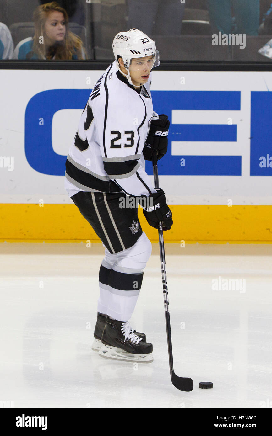 Dec 23, 2011 ; San Jose, CA, USA ; Los Angeles Kings aile droite Dustin Brown (23) se réchauffe avant le match contre les Sharks de San Jose chez HP Pavilion. San Jose de Los Angeles a battu 2-1 en fusillade. Banque D'Images