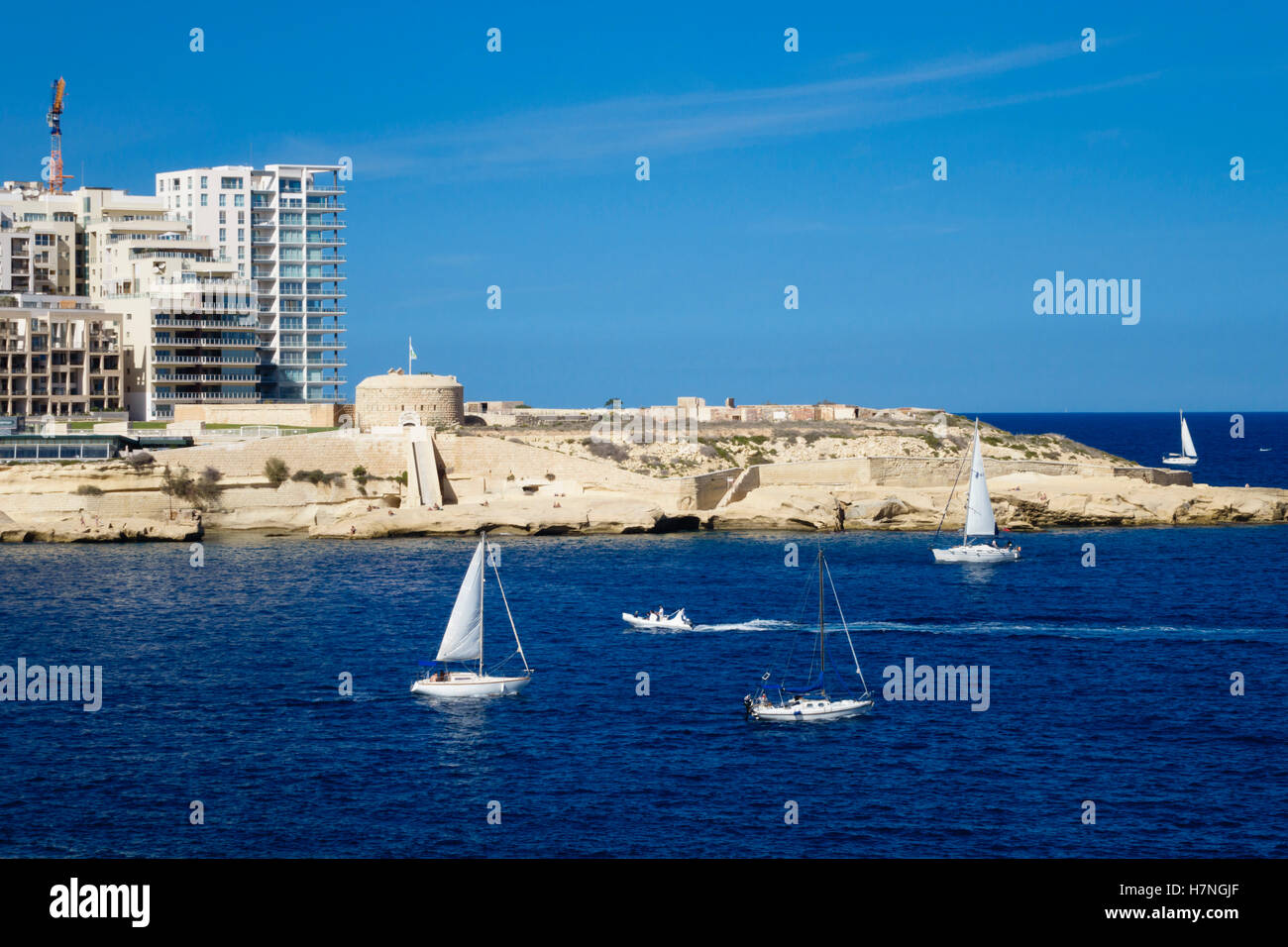 La Valette, capitale fortifiée port de Malte. Vue depuis la ville vers Sliema avec nouveau développement à Tigne Point. Banque D'Images