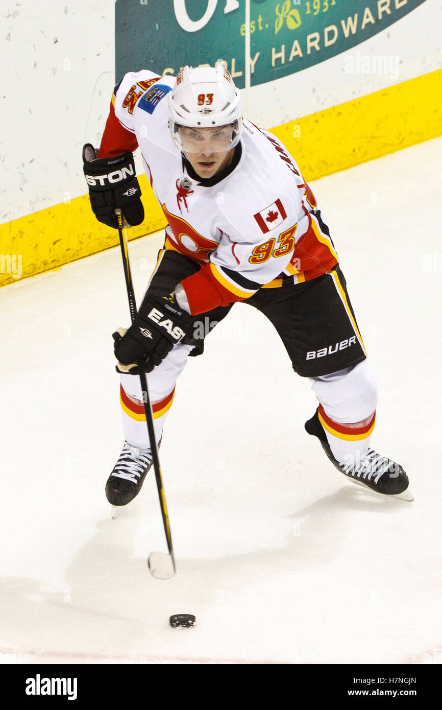 Jan 17, 2012 ; San Jose, CA, USA ; l'aile gauche des Flames de Calgary Mike Cammalleri (93) Patins à la rondelle contre les Sharks de San Jose au cours de la troisième période chez HP Pavilion. San Jose a défait Calgary 2-1 en fusillade. Banque D'Images