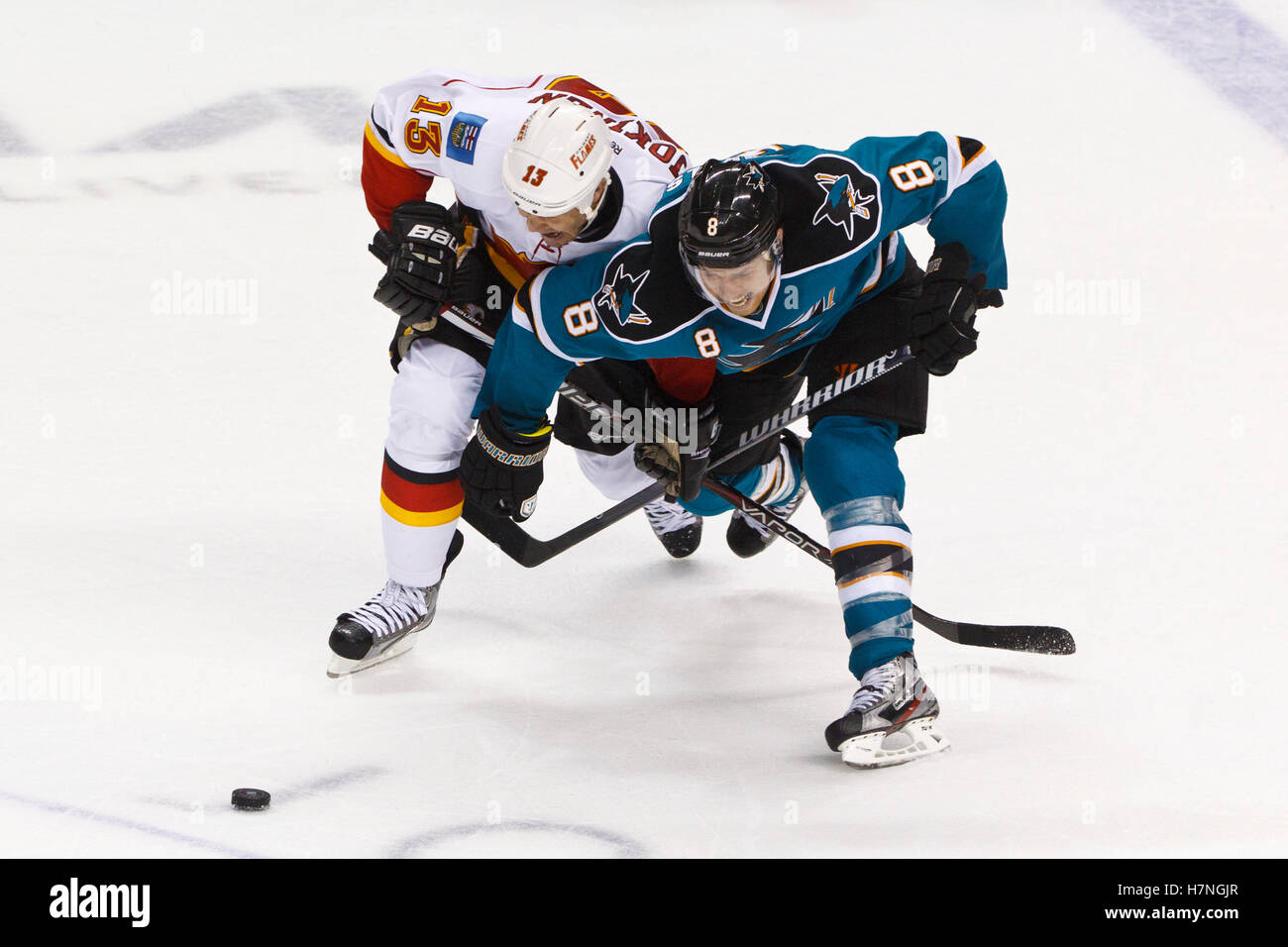 Jan 17, 2012 ; San Jose, CA, USA ; Olli Jokinen centre Flames de Calgary (13) et les Sharks de San Jose center joe pavelski (8) lutte pour une rondelle lâche au cours de la troisième période chez hp pavilion. san jose défait Calgary 2-1 en fusillade. Banque D'Images