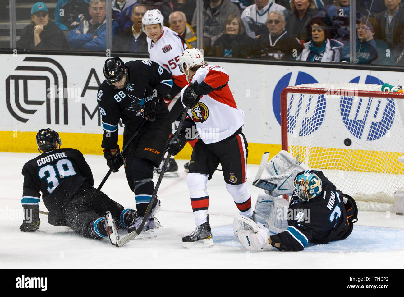 Jan 19, 2012 ; San Jose, CA, USA ; centre des Sénateurs d'Ottawa Kyle Turris (pas sur la photo) marque un but de gardien depuis San Jose Sharks Antti Niemi (31) au cours de la première période chez HP Pavilion. Banque D'Images