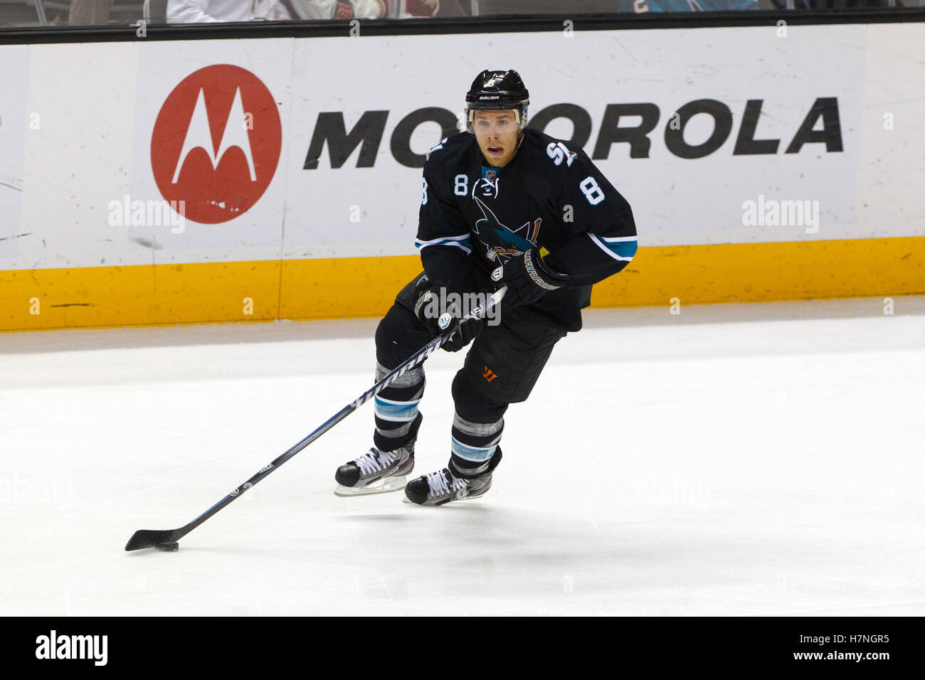 Jan 19, 2012 ; San Jose, CA, USA ; centre de san jose joe pavelski (8) Patins à la rondelle contre les sénateurs d'Ottawa au cours de la première période à Ottawa. hp pavilion de san jose a battu 4-1. Banque D'Images