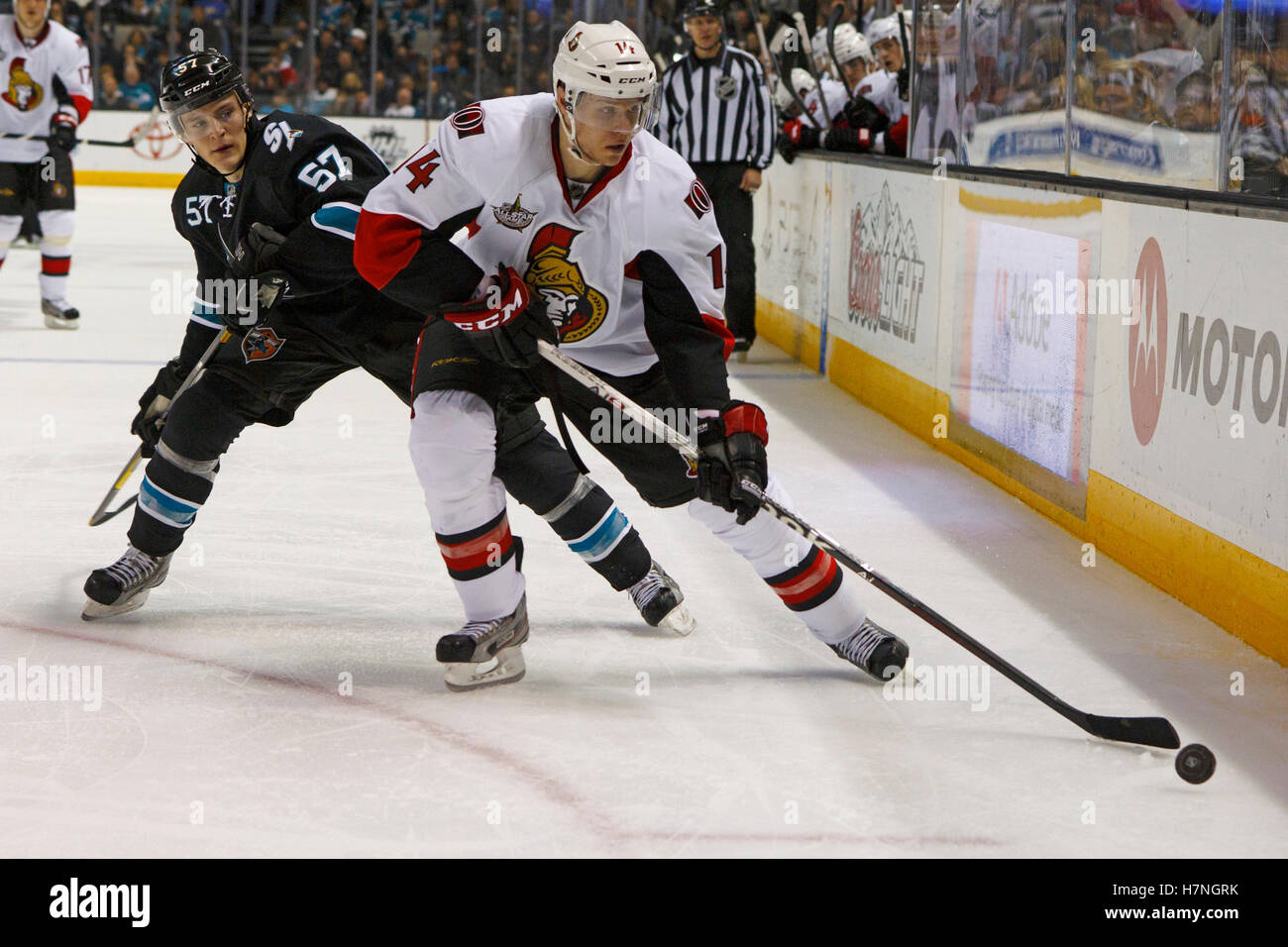 Jan 19, 2012 ; San Jose, CA, USA ; l'aile gauche des Sénateurs d'Ottawa, Colin Greening (14) est défendu par les Sharks de San Jose-droite Tommy Wingels (57) au cours de la deuxième période chez HP Pavilion. Banque D'Images