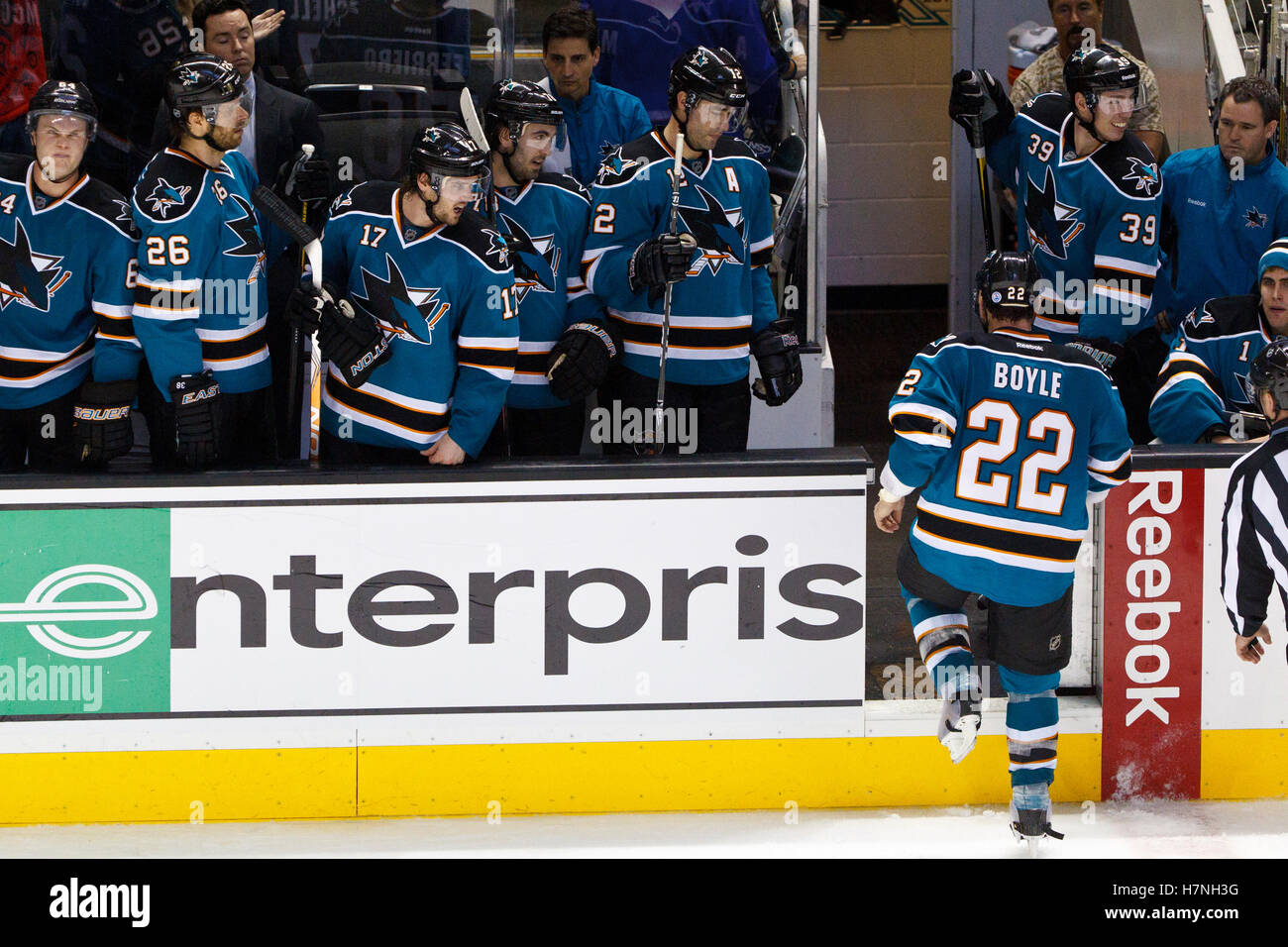 Jan 31, 2012 ; San Jose, CA, USA ; San Jose Sharks le défenseur Dan Boyle (22) quitte la glace après avoir reçu une pénalité de match pour extrême inconduite contre les Blue Jackets de Columbus au cours de la troisième période chez HP Pavilion. San Jose a défait 6-0 Columbus. Banque D'Images