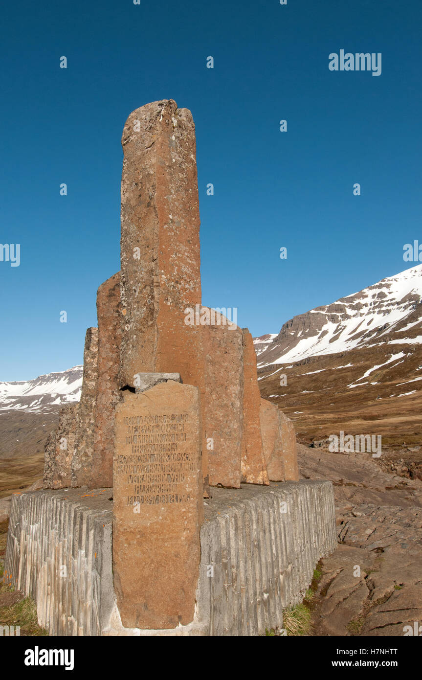 Sculptures en pierre au-dessus de Seydisfjordur Banque D'Images