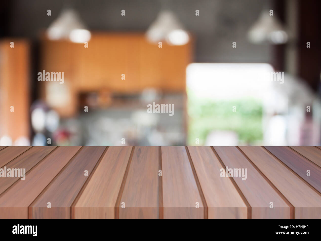 Abstract blur coffee shop avec table vide haut. Pour l'affichage des produits Banque D'Images