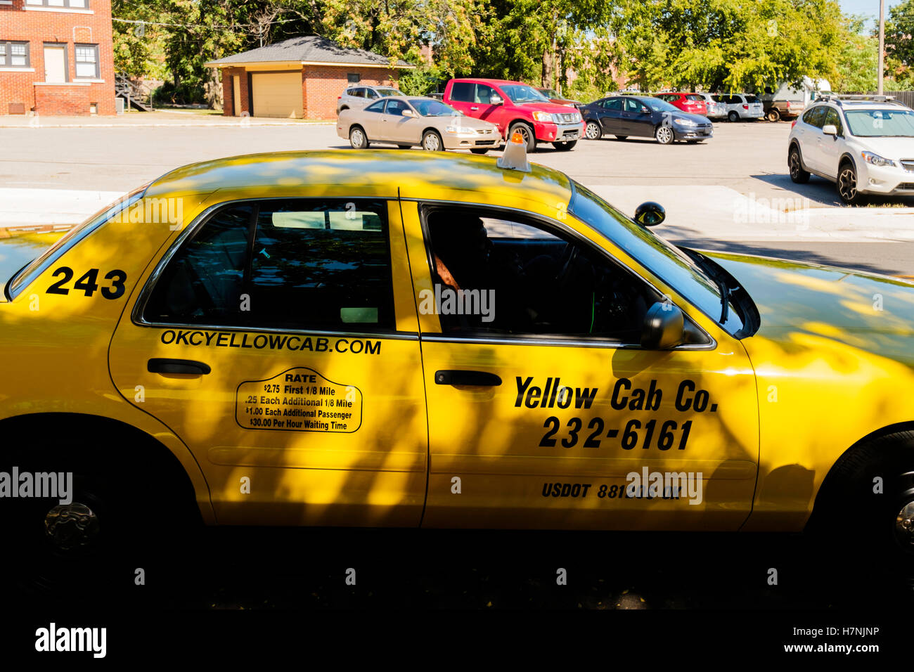 Un chauffeur de taxi de Yellow Cab Co. attend une course jusqu'à Oklahoma City, Oklahoma, USA. Banque D'Images