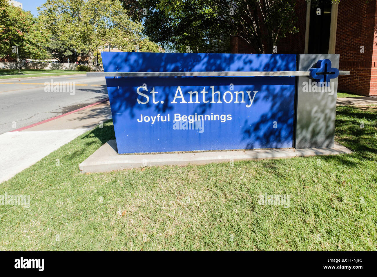 Un monument pour signer l'hôpital Saint Antoine, un accouchement débuts joyeux centre à Oklahoma City, Oklahoma, USA. Banque D'Images