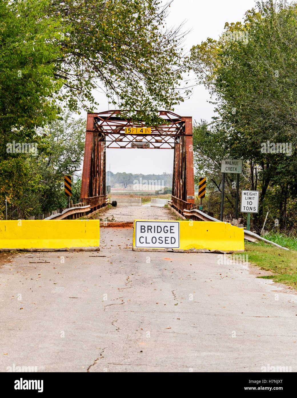 Les obstacles et un pont fermé avertissement relatif à chaque extrémité d'un vieux pont en treillis sur Walnut Creek près de Washington, New York, USA. Banque D'Images