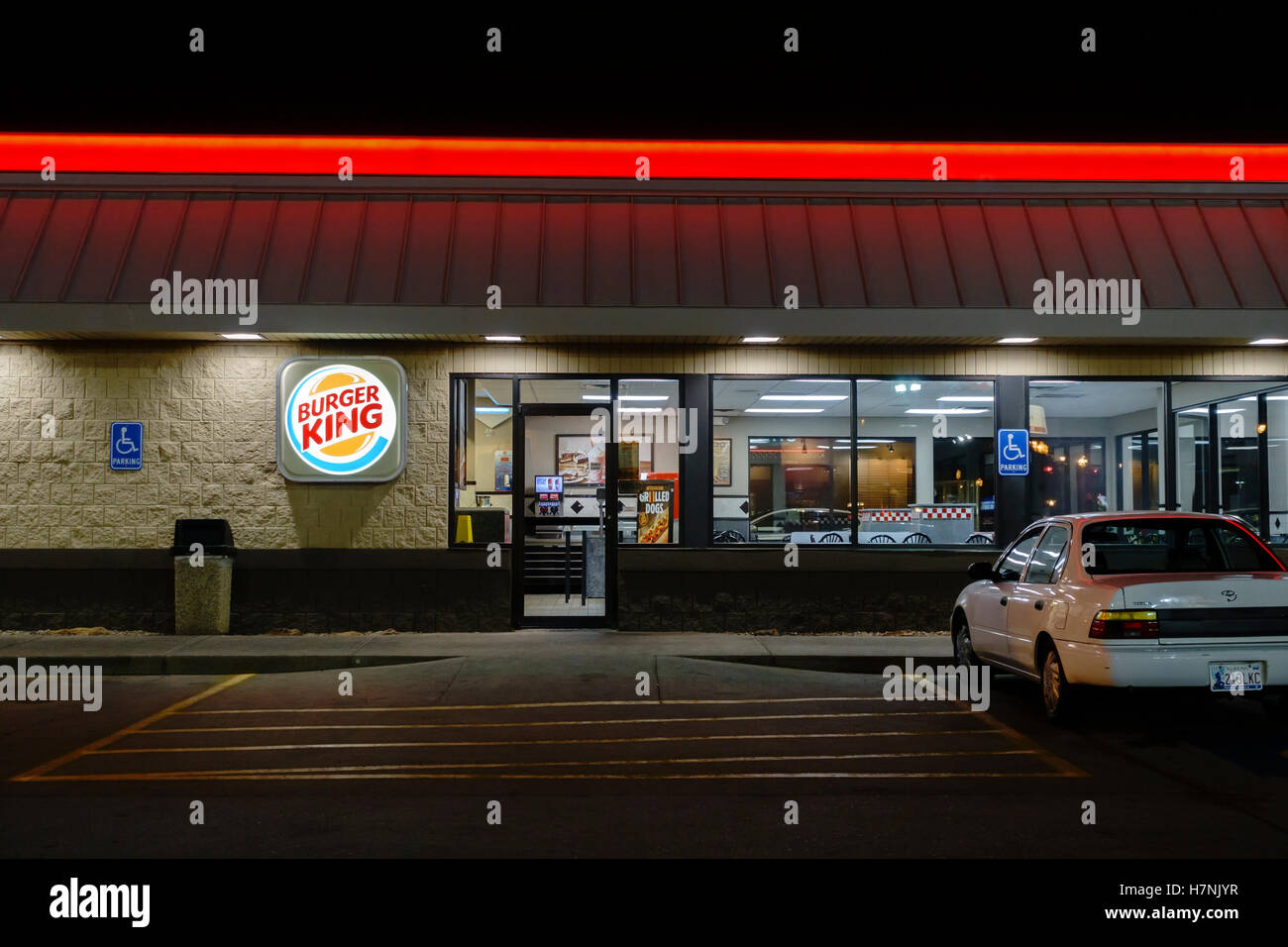 Burger King à l'extérieur nuit. Un hamburger de restauration rapide franchise. Oklahoma City, Oklahoma, USA. Banque D'Images